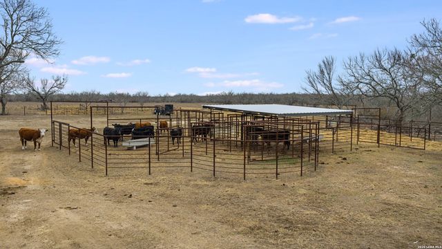 228 County Road 454, Stockdale, TX 78160