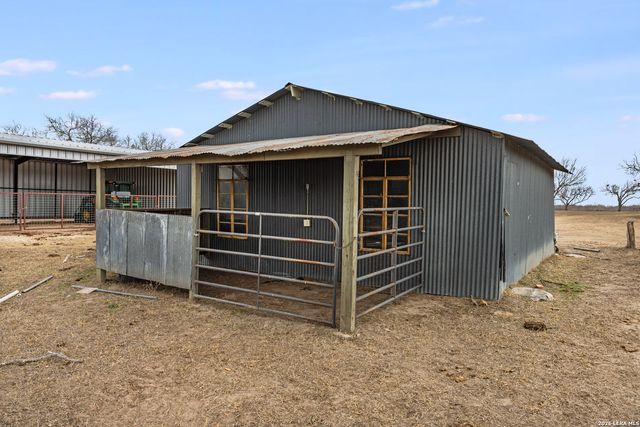 228 County Road 454, Stockdale, TX 78160