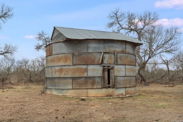 228 County Road 454, Stockdale, TX 78160