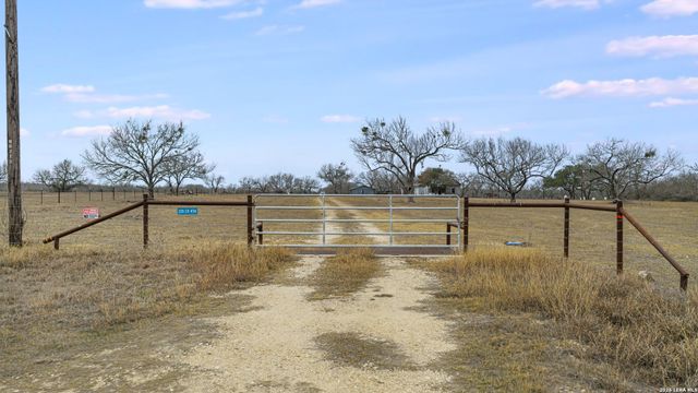 228 County Road 454, Stockdale, TX 78160