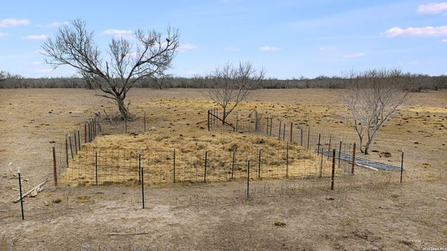 228 County Road 454, Stockdale, TX 78160