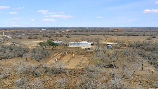 228 County Road 454, Stockdale, TX 78160