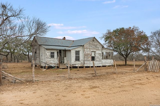 228 County Road 454, Stockdale, TX 78160