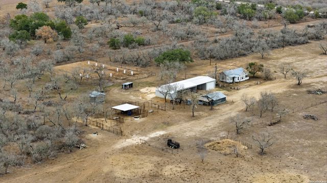 228 County Road 454, Stockdale, TX 78160