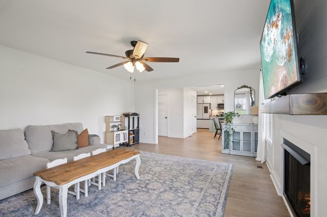 4120 Chapel Hill Rd, Clarksville, TN 37040