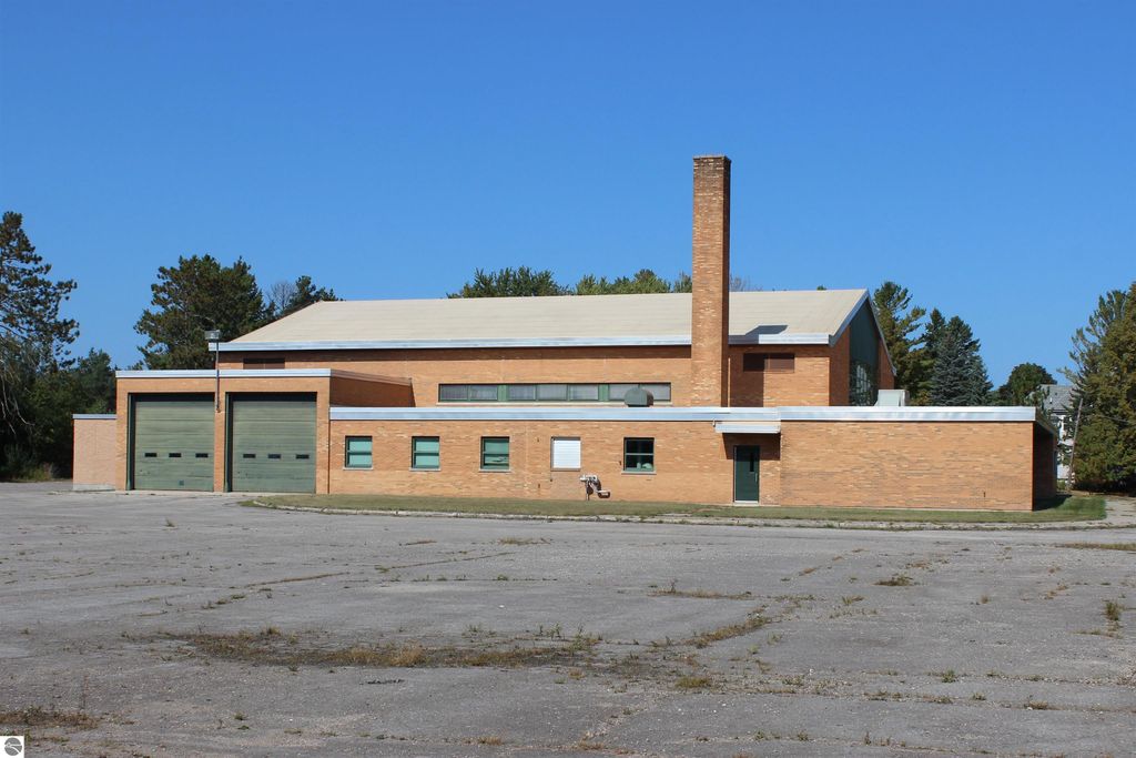 Image 5 of property listing at 610 S Cuyler Street, Cheboygan, MI 49721