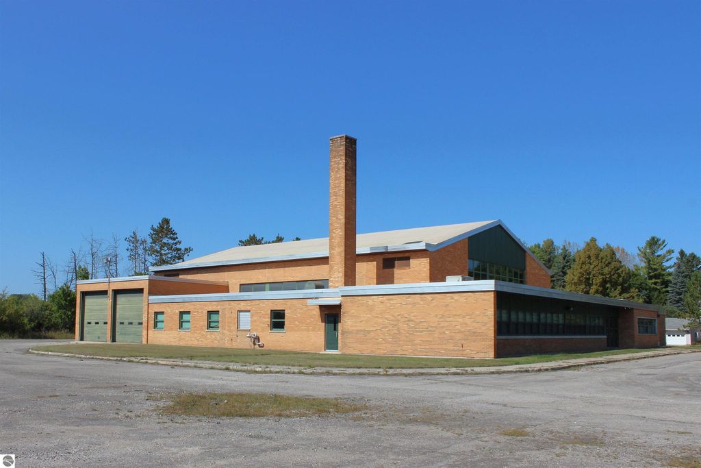 Image 6 of property listing at 610 S Cuyler Street, Cheboygan, MI 49721