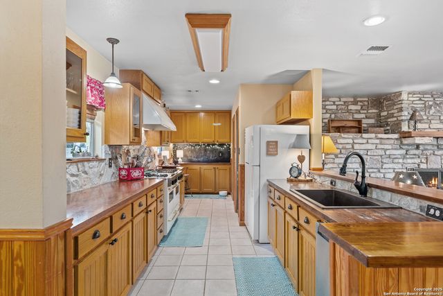 475 Stoney Hill, Pipe Creek, TX 78063