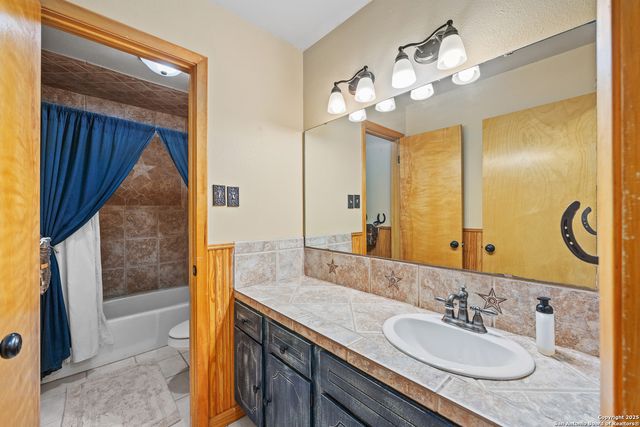 475 Stoney Hill, Pipe Creek, TX 78063