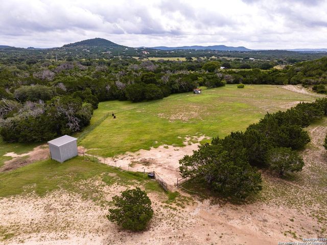 475 Stoney Hill, Pipe Creek, TX 78063