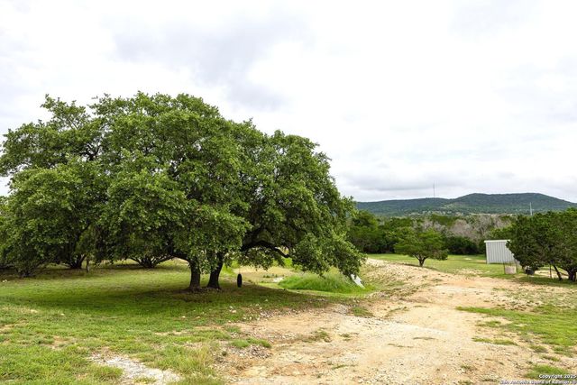 475 Stoney Hill, Pipe Creek, TX 78063