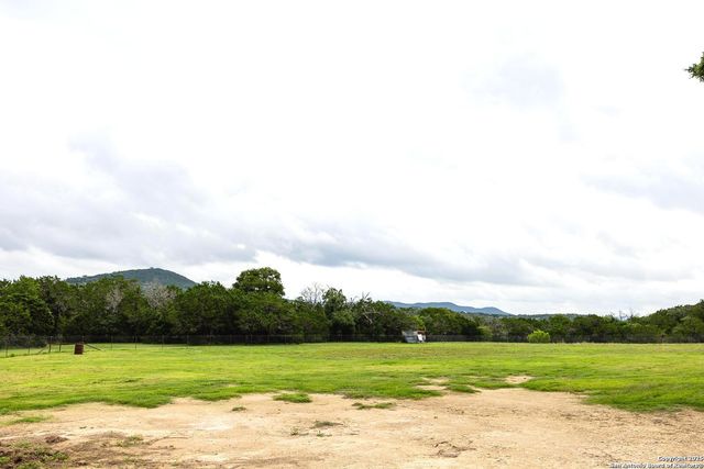475 Stoney Hill, Pipe Creek, TX 78063