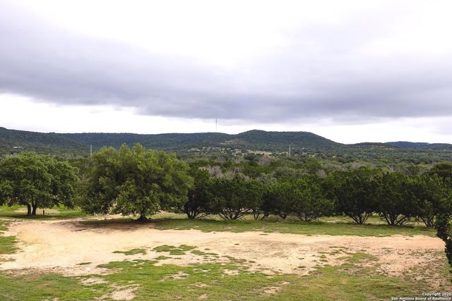 475 Stoney Hill, Pipe Creek, TX 78063