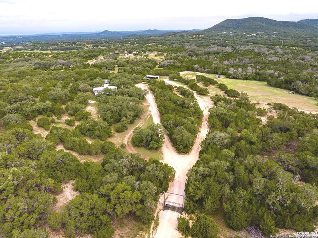 475 Stoney Hill, Pipe Creek, TX 78063