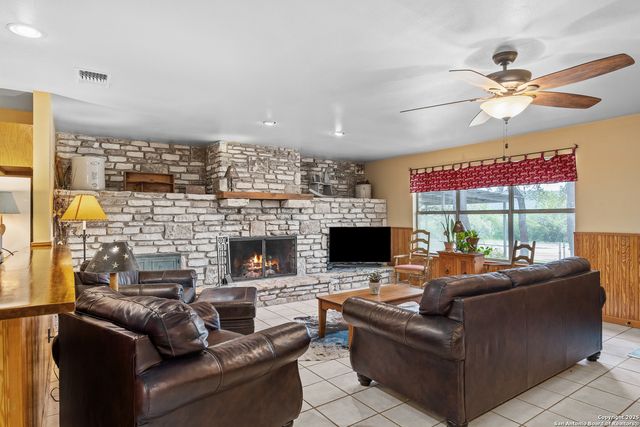 475 Stoney Hill, Pipe Creek, TX 78063