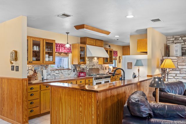 475 Stoney Hill, Pipe Creek, TX 78063