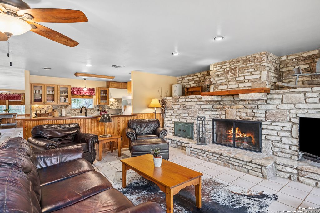 475 Stoney Hill, Pipe Creek, TX 78063