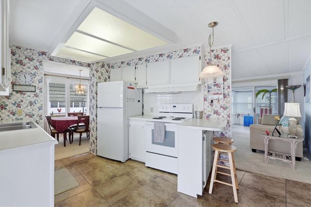 6710 36TH AVENUE E 127, Palmetto, FL 34221