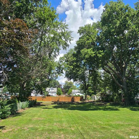 1218 S 3RD Street, Pekin, IL 61554