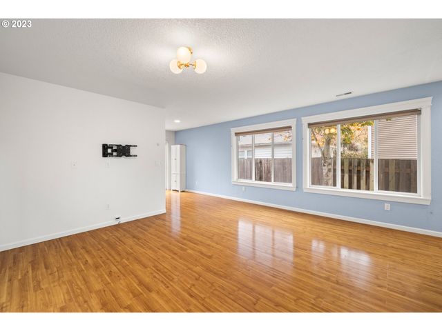 5218 Se TENINO Ct, Portland, OR 97206