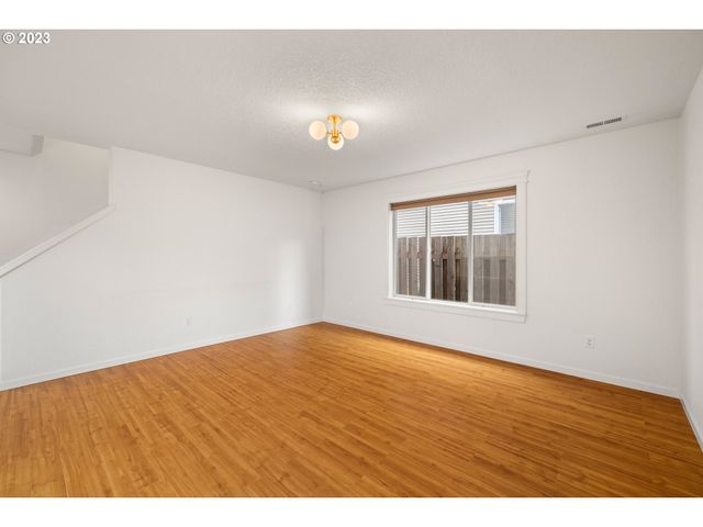 5218 Se TENINO Ct, Portland, OR 97206