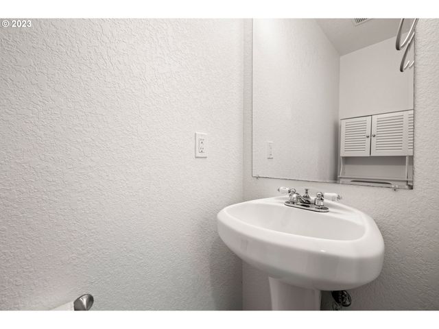 5218 Se TENINO Ct, Portland, OR 97206