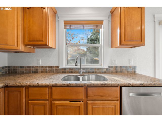 5218 Se TENINO Ct, Portland, OR 97206