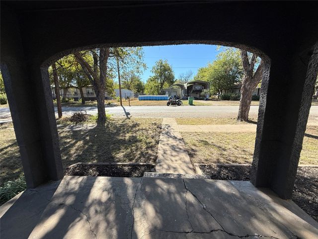 705 E 9th Street, Coleman, TX 76834