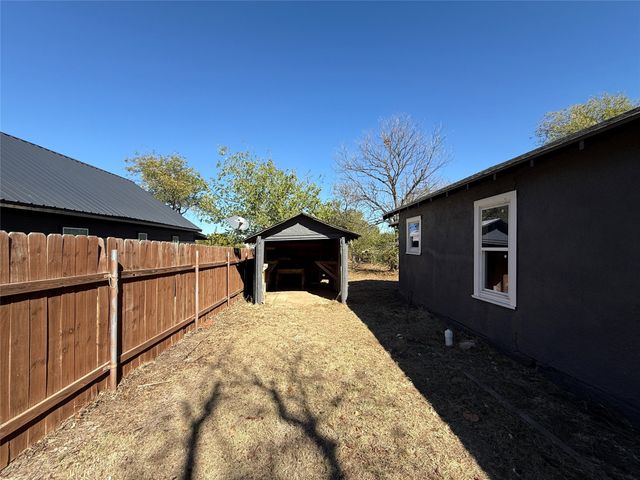 705 E 9th Street, Coleman, TX 76834