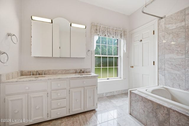 5523 Apache Rd, Louisville, KY 40207