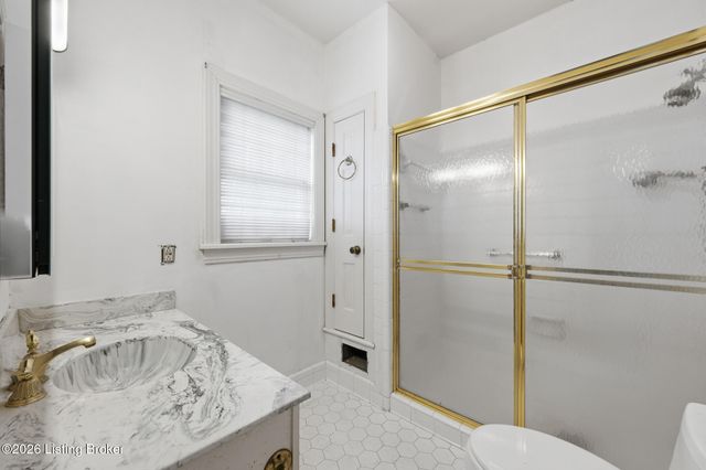 5523 Apache Rd, Louisville, KY 40207