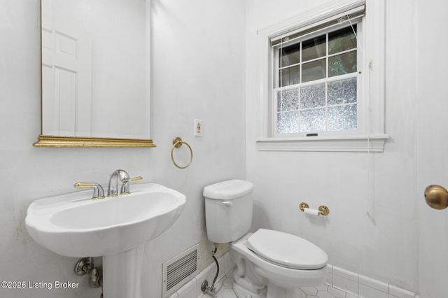 5523 Apache Rd, Louisville, KY 40207