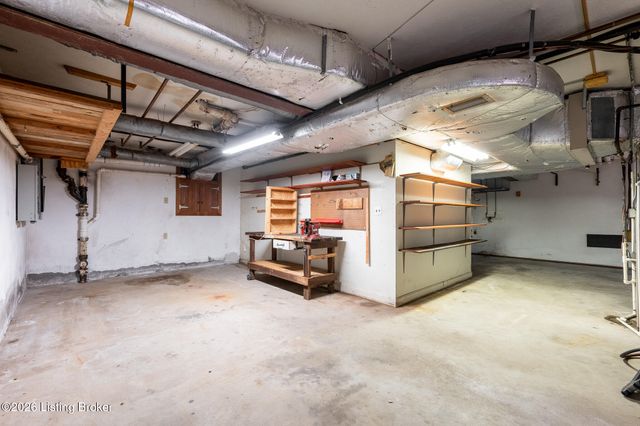 5523 Apache Rd, Louisville, KY 40207