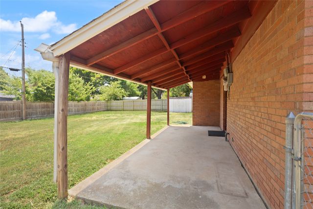 1332 Harrison Lane, Hurst, TX 76053
