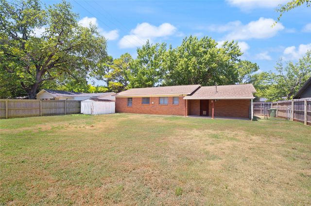 1332 Harrison Lane, Hurst, TX 76053