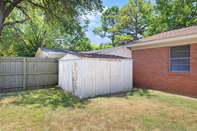 1332 Harrison Lane, Hurst, TX 76053