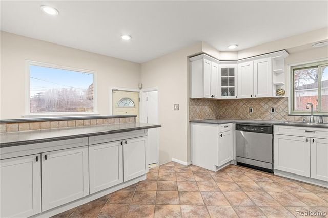 7148 Plainfield Street, Dearborn Heights, MI 48127