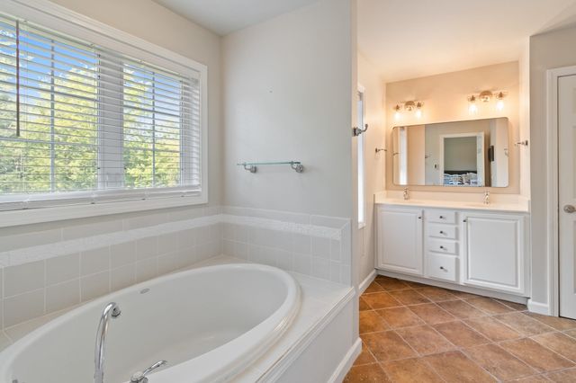 900 Ledgewood Drive, Williston, VT 05495