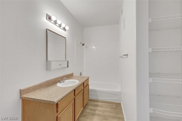 2041 HUSSIUM HILLS Street 202, Las Vegas, NV 89108