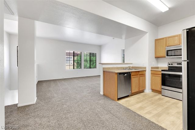 2041 HUSSIUM HILLS Street 202, Las Vegas, NV 89108
