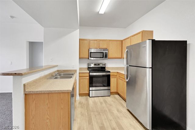 2041 HUSSIUM HILLS Street 202, Las Vegas, NV 89108