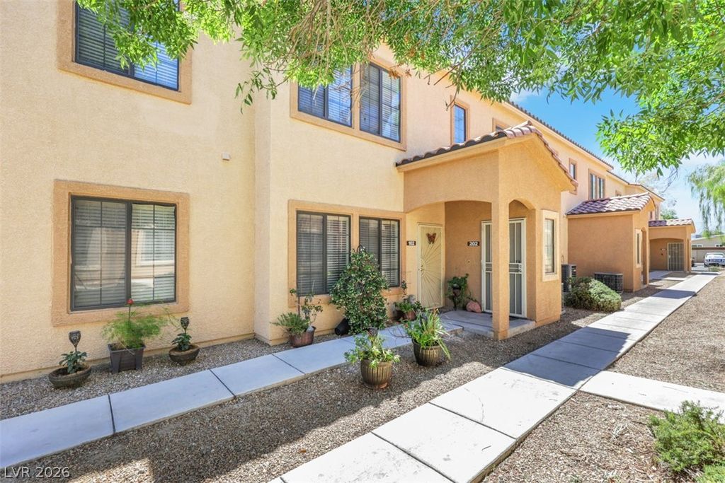 2041 HUSSIUM HILLS Street 202, Las Vegas, NV 89108