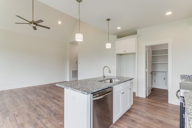 16 Radelle Ln, Mcminnville, TN 37110