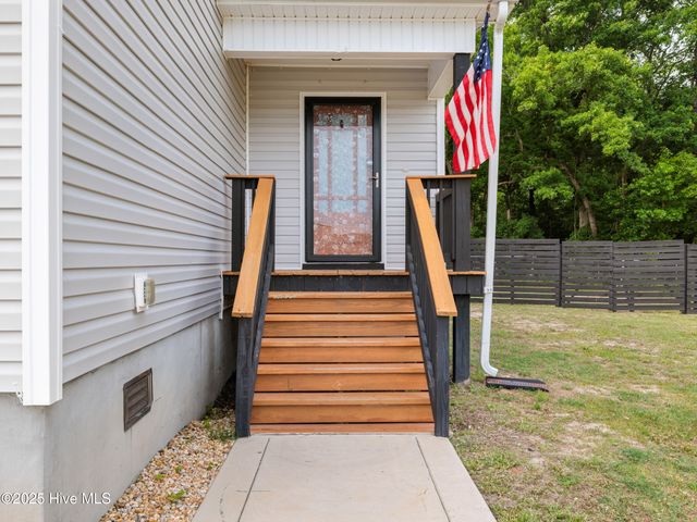 606 Sonata Court, Richlands, NC 28574