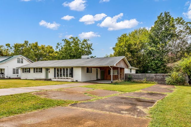 20 S Walnut St, Hohenwald, TN 38462