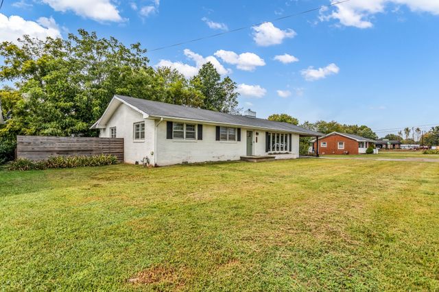 20 S Walnut St, Hohenwald, TN 38462