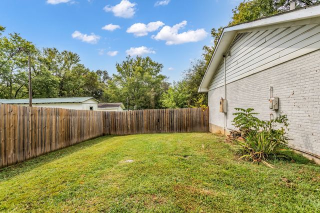 20 S Walnut St, Hohenwald, TN 38462