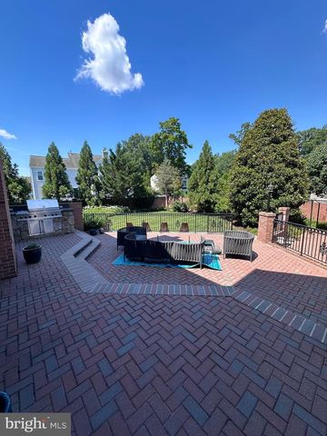 2006 LORD FAIRFAX RD, Vienna, VA 22182