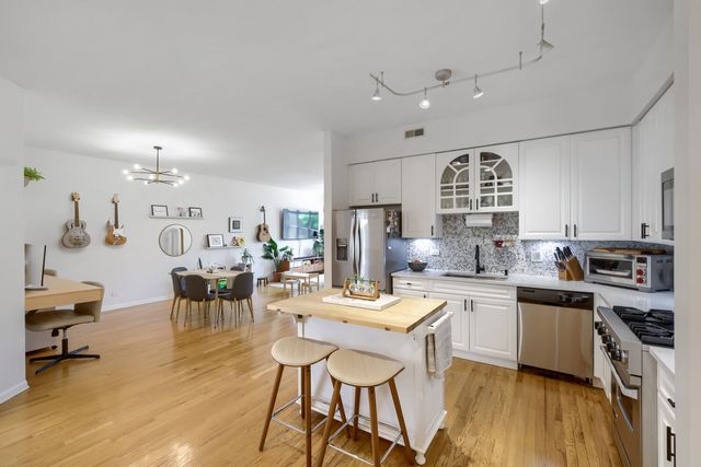 1962 W Lawrence Avenue 204, Chicago, IL 60640