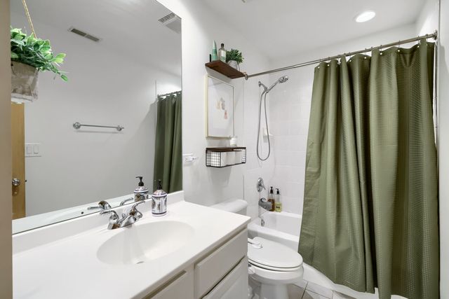1962 W Lawrence Avenue 204, Chicago, IL 60640